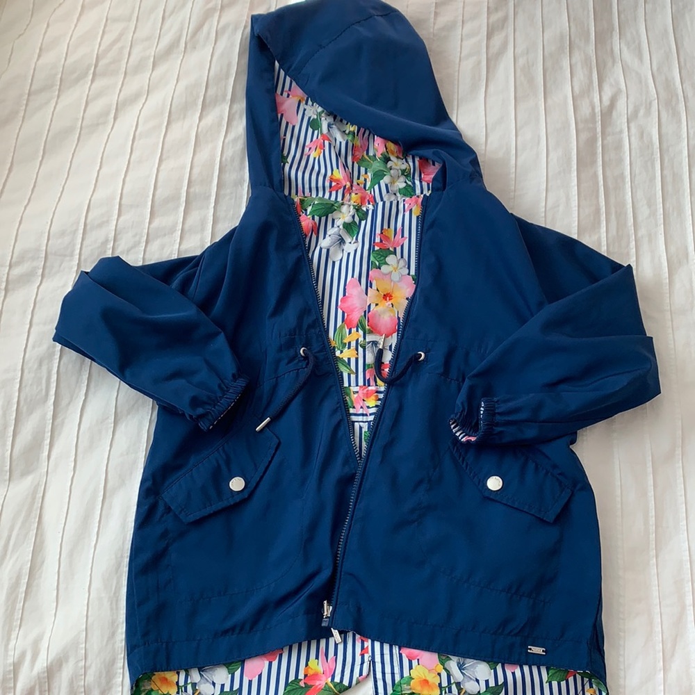 Reversible wind breaker